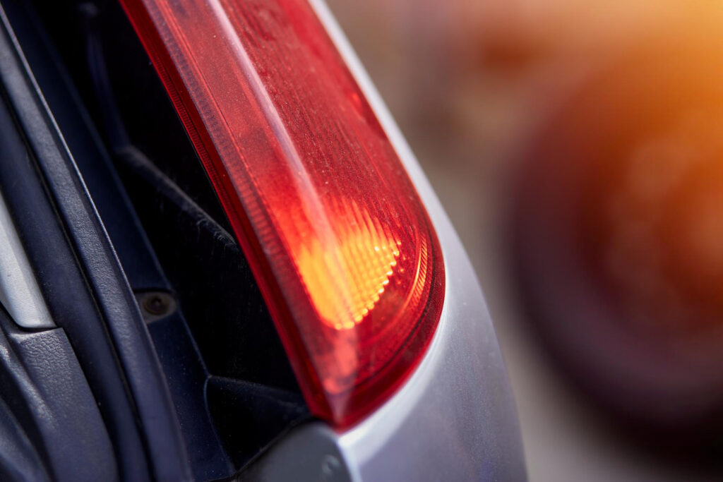 Seitenmarkierungsleuchten spielen eine entscheidende Rolle für die Sicherheit und Sichtbarkeit von Fahrzeugen im Straßenverkehr. Besonders bei Nutz- und Sonderfahrzeugen, die oft in anspruchsvollen Bedingungen unterwegs sind, ist es unerlässlich, dass sie jederzeit gut sichtbar sind. Aber was macht diese kleinen Lichter so wichtig?